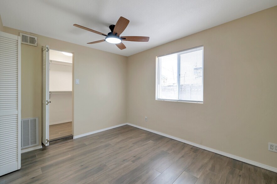 Building Photo - 5721 W Royal Palm Rd