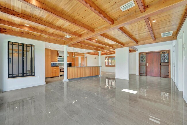 Building Photo - Beautiful West of the Trail 3-Bed/2-Bath H...