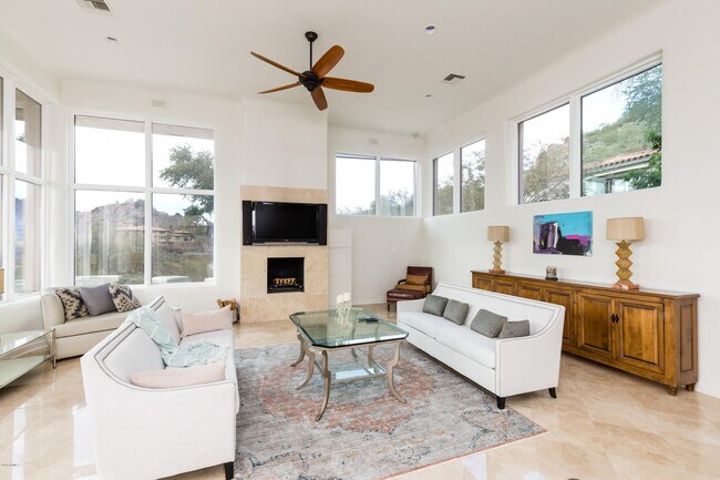 Building Photo - 7421 N Las Brisas Ln