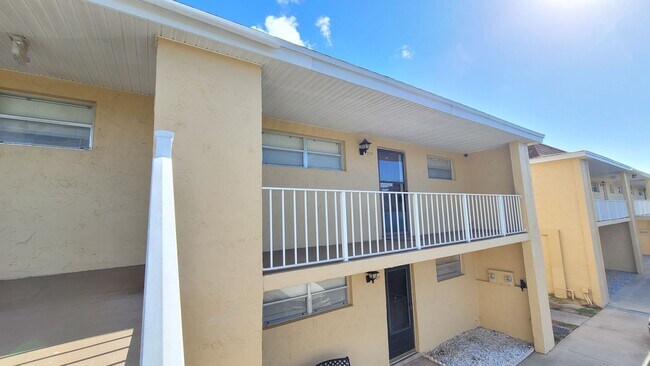 Building Photo - Best 55+ Complex in Merritt Island 3/2 open floor plan.