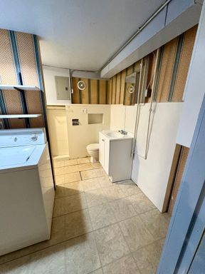 Building Photo - Treat Yourself to this Large Queen Anne Home!