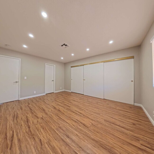 Building Photo - Stunning 2-Bedroom Condo 2nd Floor at The Lakes!