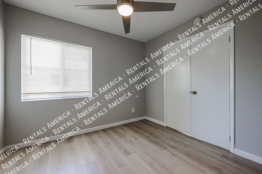 Building Photo - 3333 S Parkside Dr