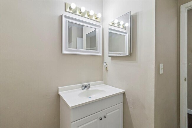 Building Photo - 662 Kenwick Cir