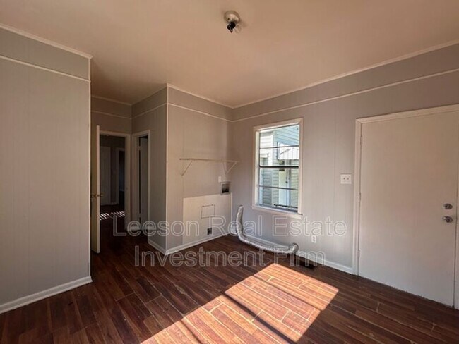 Building Photo - 225 E Elmwood St