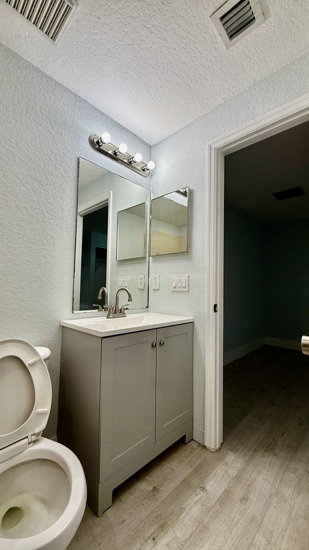 Building Photo - Spacious 3/3 Townhouse with Lake View – Sa...