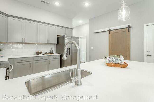 Building Photo - 4 br, 3.5 bath House - 591 Strong Avenue