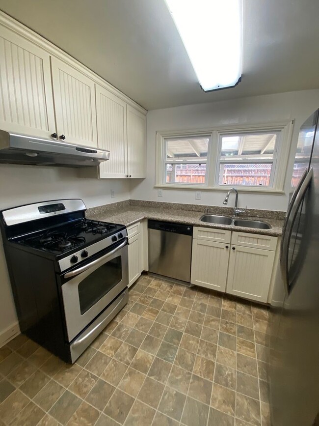 Building Photo - 1640 Humphrey Dr