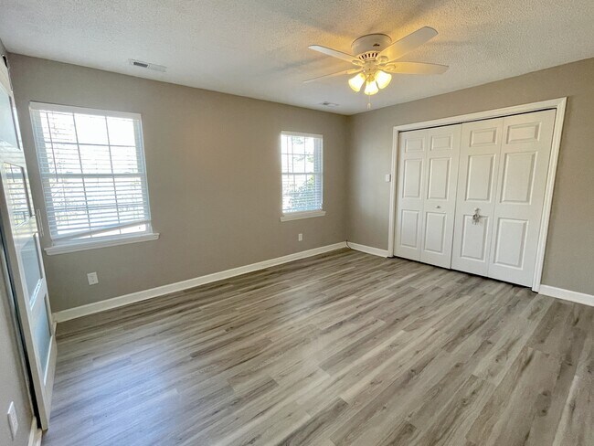 Building Photo - 239 Yorkshire Dr