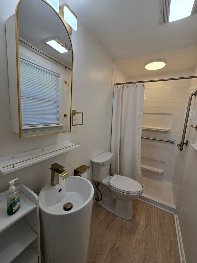 Building Photo - 454 Colonial Dr