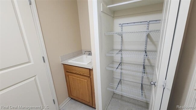 Building Photo - 6146 Lone Oak Cir