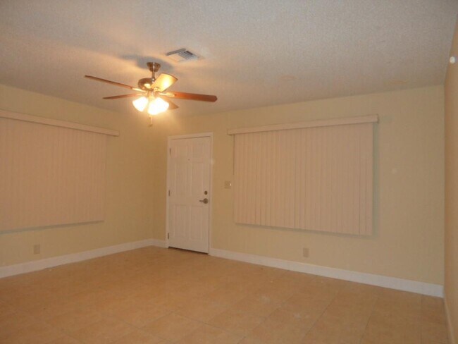 Building Photo - 2724 SW 46th St