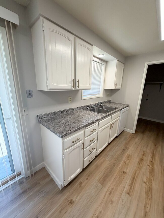 Building Photo - 6131-6131 Onyx Ave