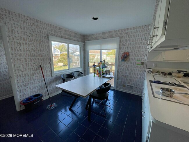 Building Photo - 60 Larchwood Ave