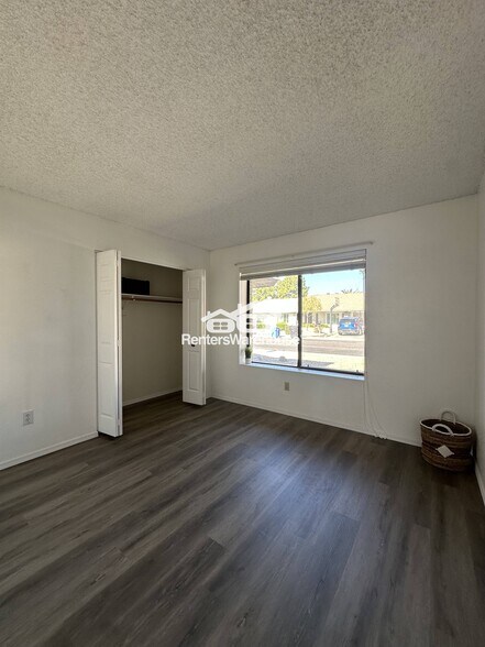 Building Photo - 1011 E Renee Dr