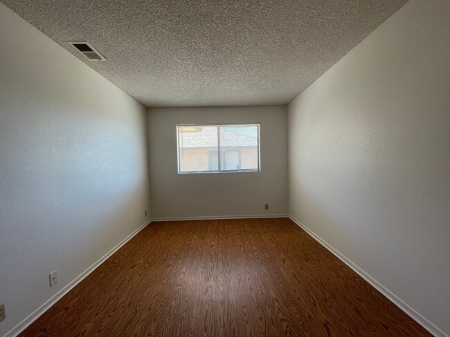 Building Photo - Upstairs 2 Bedroom 1 Bath Apartment in Ata...