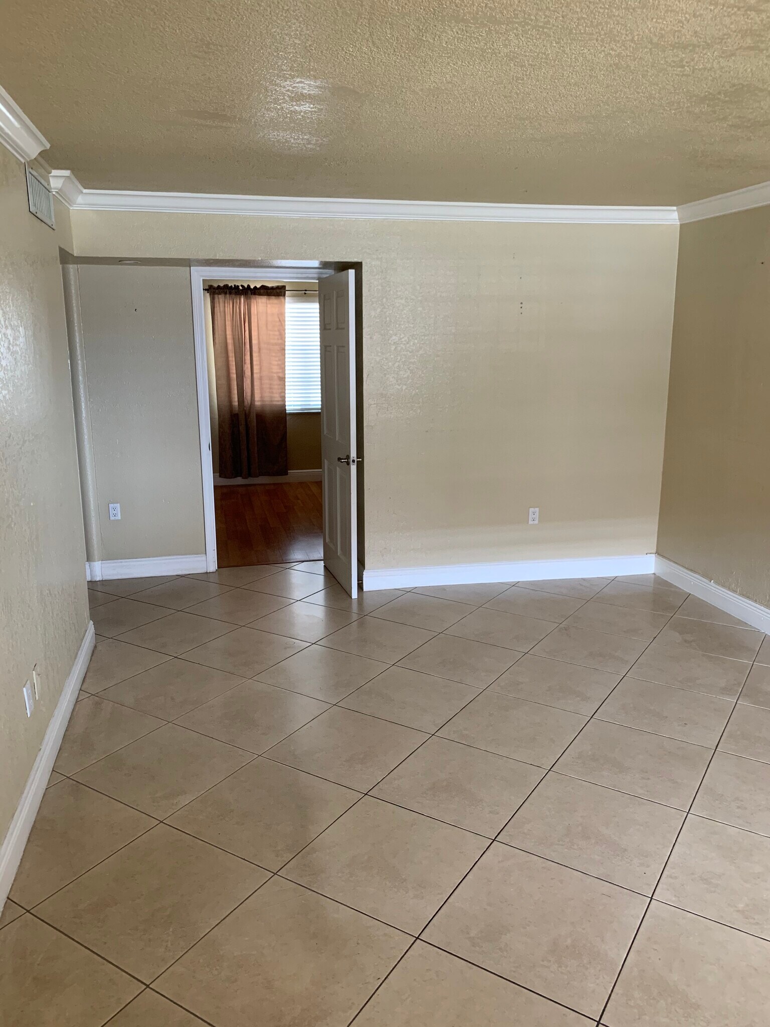 Building Photo - 1335 W 68th St