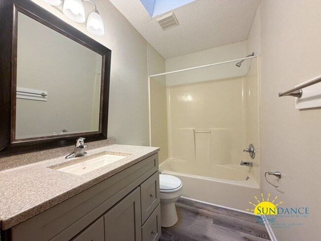 Building Photo - Beautiful Unit Close to Both Bases!