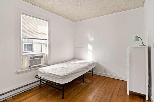 Building Photo - 1062 Saratoga St