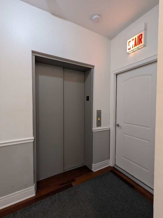 Building Photo - 2224 W Touhy Ave