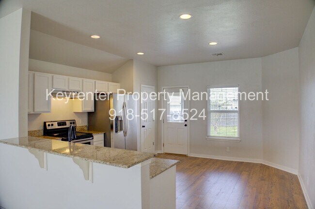 Building Photo - PRICE DECREASE! MOVE IN READY! Gorgeous 3 bed/2 bath!
