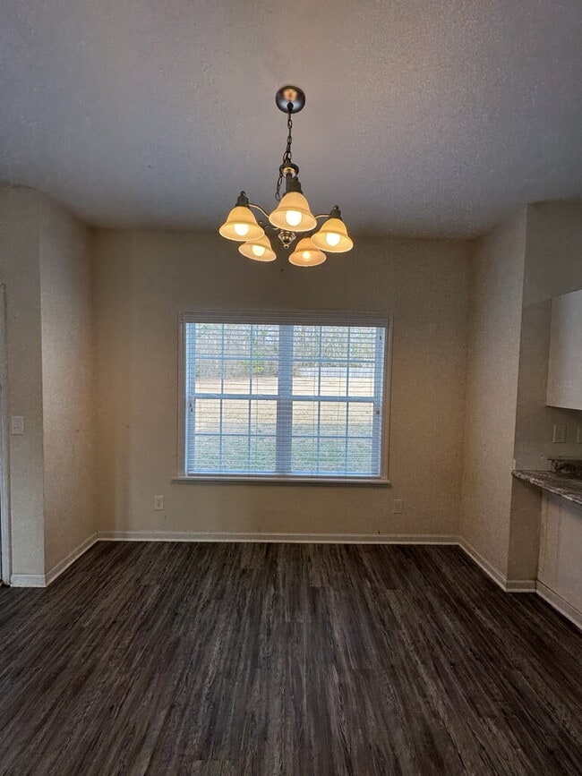 Building Photo - 200 Bonanza Dr