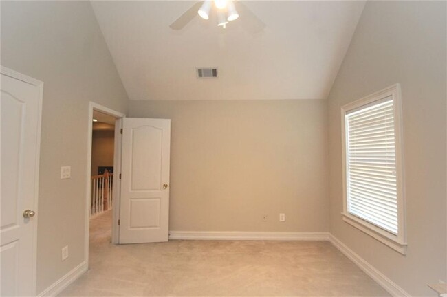 Building Photo - 1060 River Valley Dr