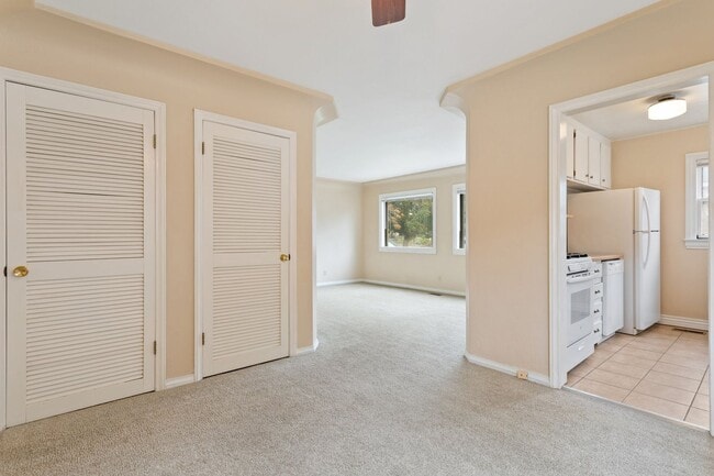Building Photo - Centrally-Located Bungalow Available NOW!