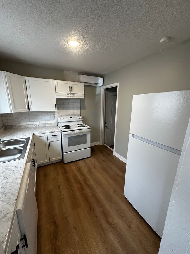 Building Photo - Fully Remodeled 2 Bed 1 Bath Duplex