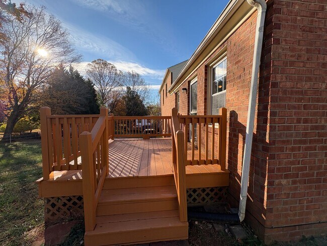 Building Photo - Spacious split level in Campell County near Waterlick/Leesville Rd