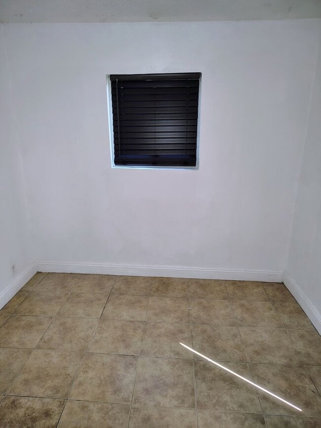 Building Photo - Cozy 1 Bedroom 1 Bathroom Unit in Oildale Now Available!