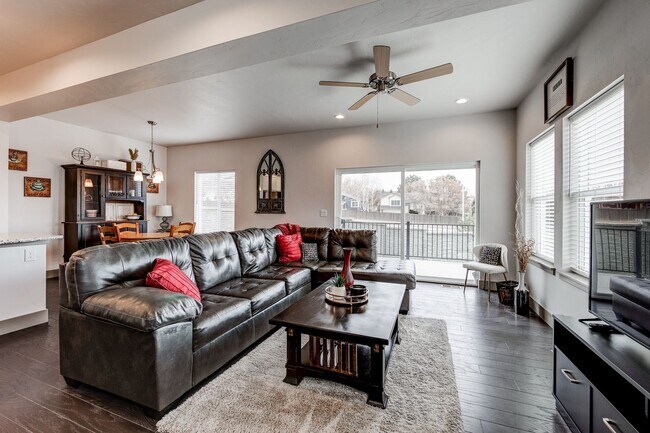 Building Photo - 2 Bedroom Luxury townhome