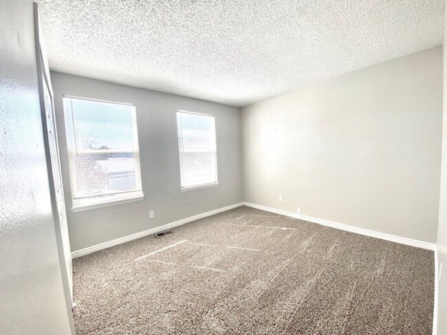 Building Photo - Lovely bi-level 3 bed/2 bath home with fen...