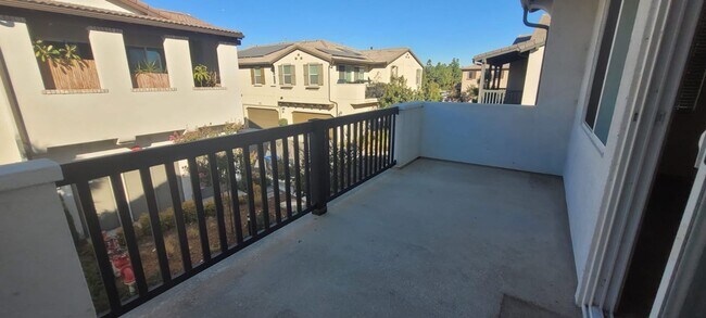 Building Photo - Beautiful condo in Eastvale