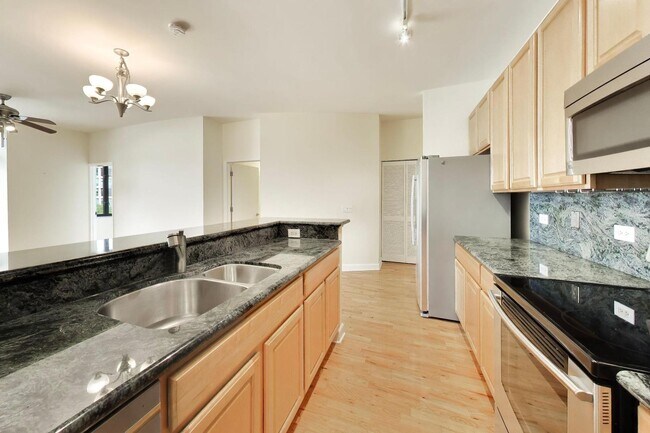 Building Photo - 1322 S Prairie Ave