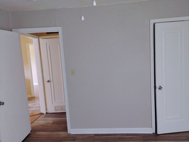 Building Photo - 3 bed 2 Bath Home Super Large Back Yard