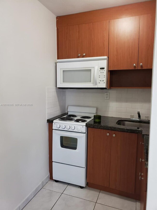 Building Photo - 554 NE 68th St