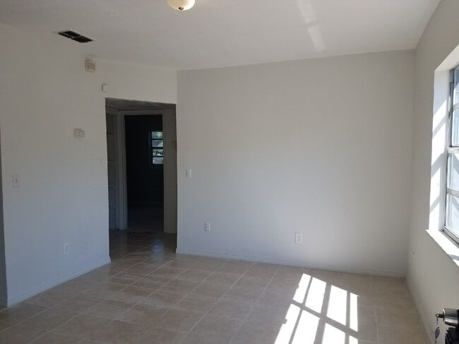 Building Photo - 1222 Dewey Ave