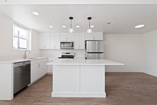 Building Photo - "Discover Comfort & Style: Spacious 3-Bed,...