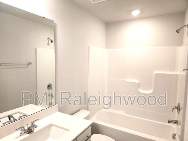 Building Photo - 1060 Maple Br Cir