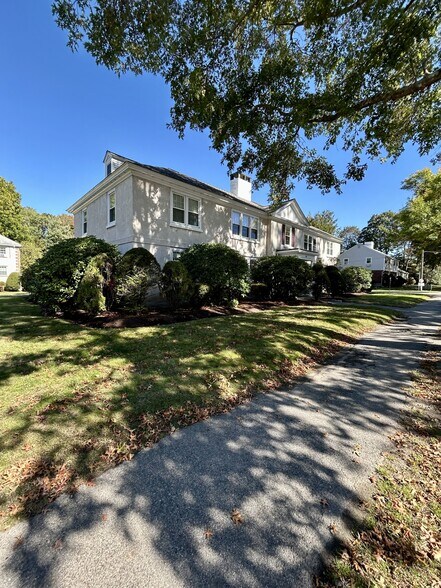 Building Photo - 165 Thoreau St