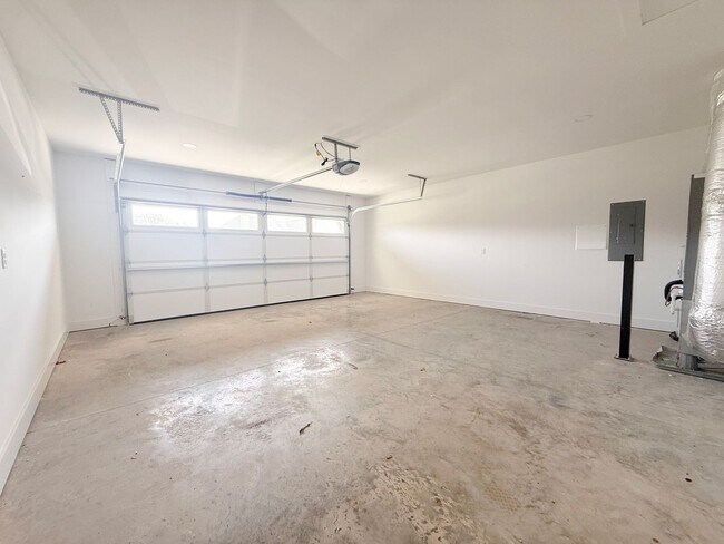 Building Photo - 3-Bedroom Home Steps from Resort-Style Pool with Jack-and-Jill Bath