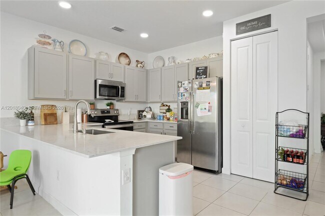 Building Photo - 2014 Sugar Maple Dr