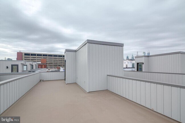 Building Photo - Northern Liberties Townhome with Parking