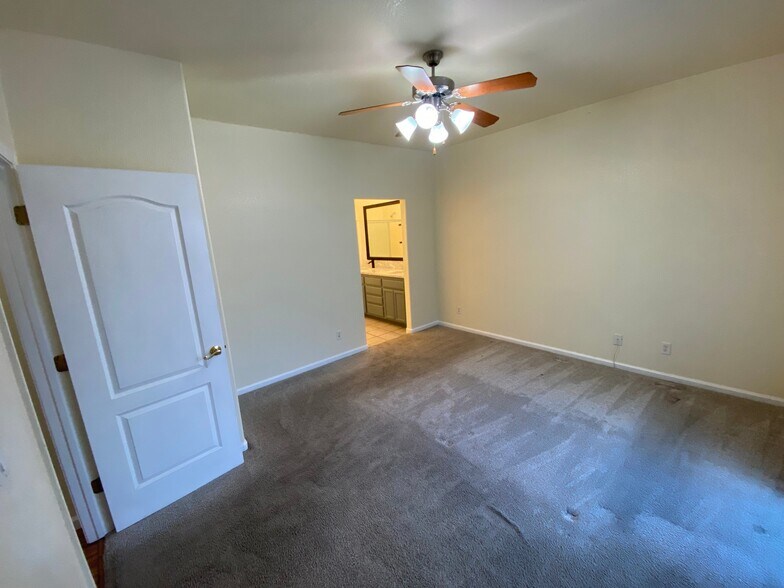 Building Photo - 686 Anna Dr