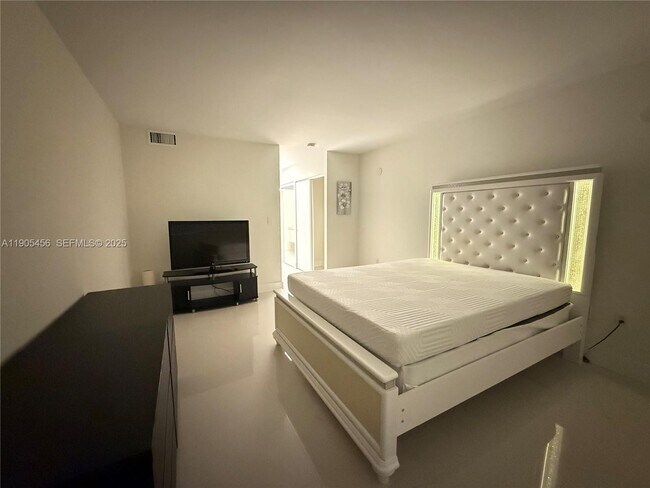 Building Photo - 2780 NE 183rd St