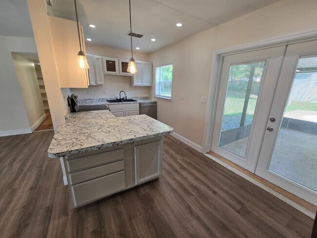 Building Photo - 2921 Sunset Rd