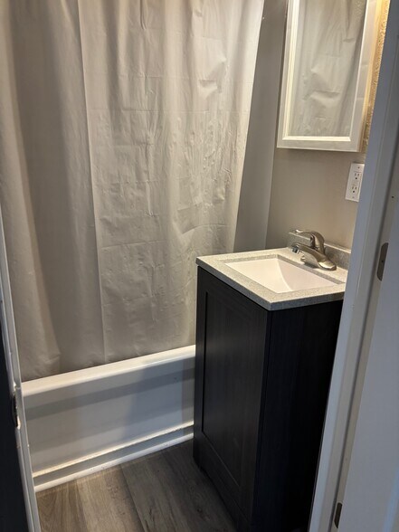 Bathroom - 2523 Lyon St