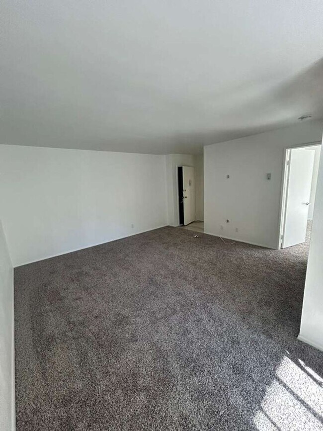 Building Photo - Renovated and Spacious, 1 bed 1 bath condo on 2nd floor! Move In Ready!