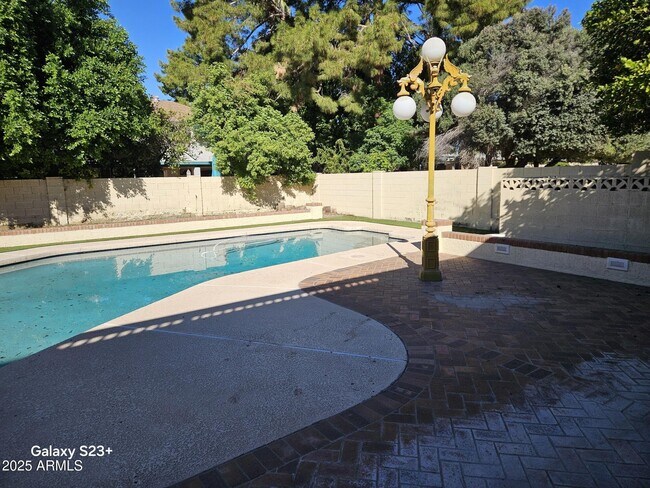 Building Photo - 2344 W Lobo Ave